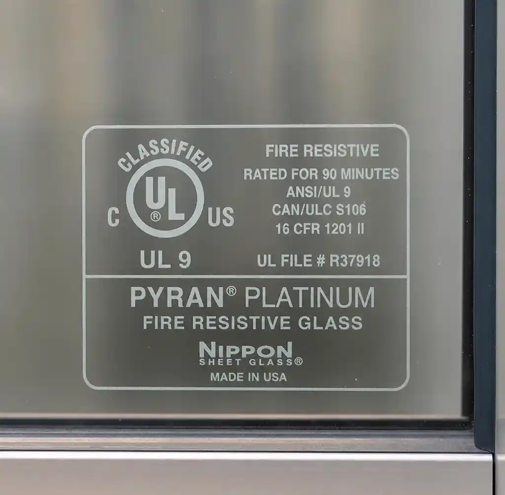 ملصق شهادة الزجاج المقاوم للحريق الذي يوضح تصنيف ASTM E119 ومعيار الاختبار